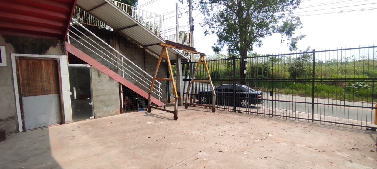 Galpão à Venda em Sorocaba Próximo à Raposo Tavares: 1.350 m² Construídos em Terreno de 3.500 m² com Lago