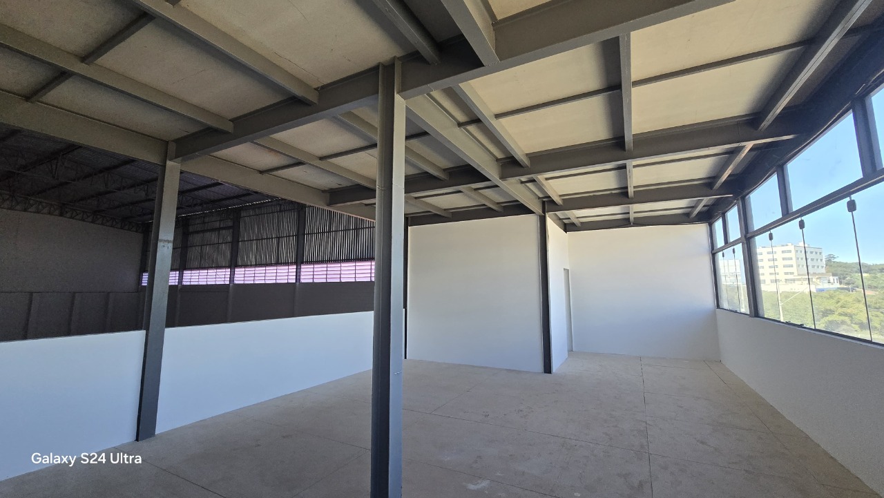 Galpão para Alugar em Sorocaba em Condomínio 980m² com Doca