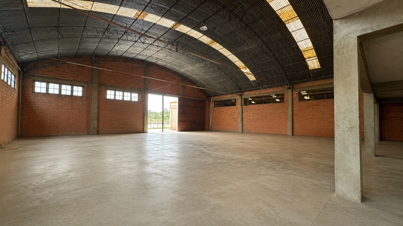 Galpão para alugar em Sorocaba com 2.738 m², frente de 100 m para a Av. Ipanema, pátio, 2 acessos de caminhão e 60 vagas