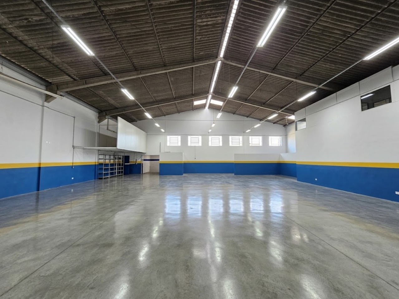 Galpão para alugar ou vender em Sorocaba na Av. General Carneiro, com 535 m², estacionamento e excelente visibilidade comercial