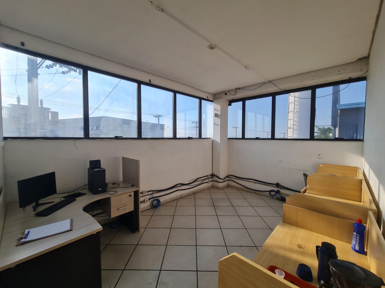 Galpão logístico para alugar em Sorocaba com 2.300 m², terreno de 5.000 m², pontes rolantes de 5 e 10 toneladas e piso de alta resistência