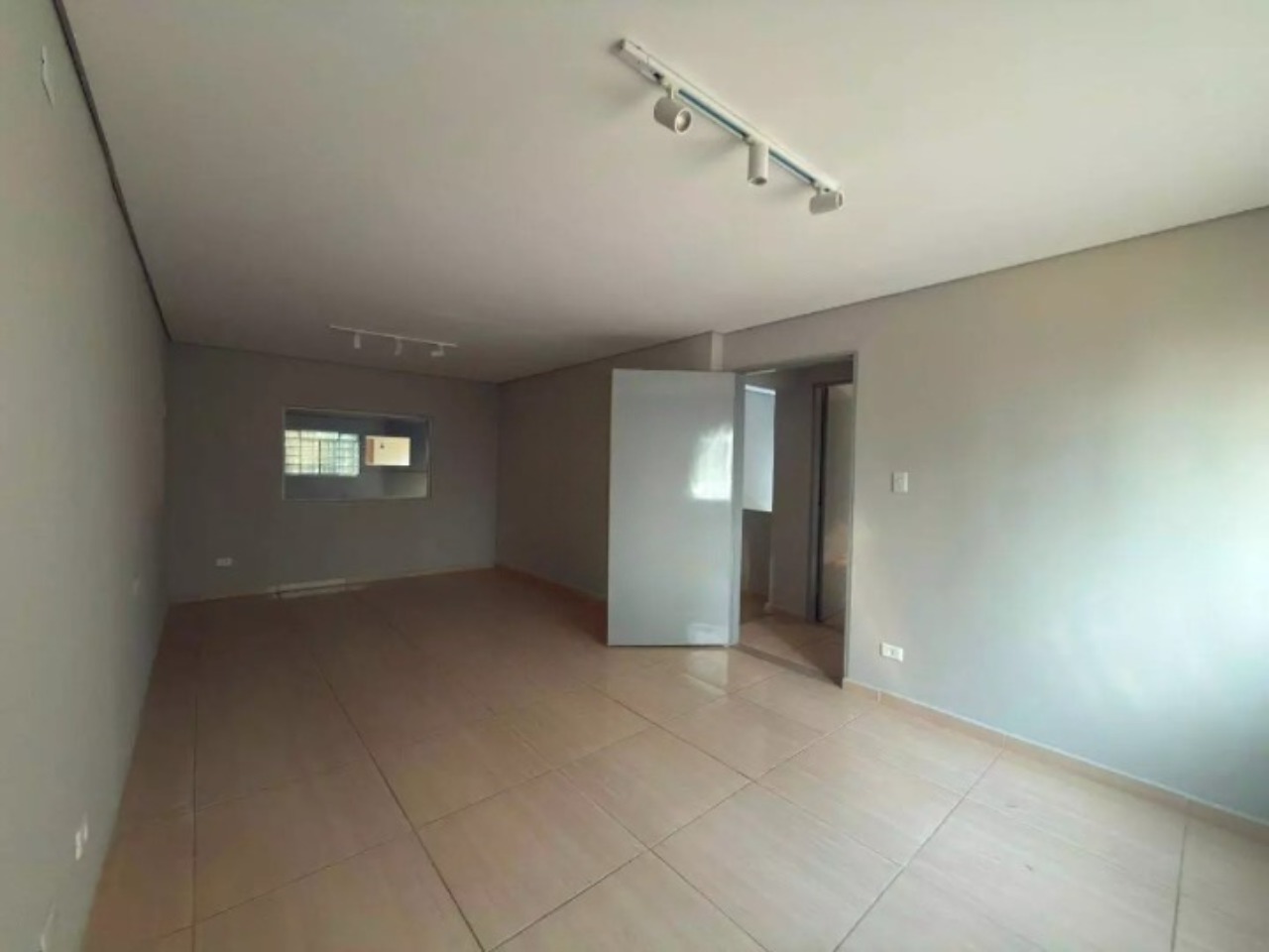 Galpão para alugar em Sorocaba no Éden, 1.001 m² construídos, 800 m² fabris, amplo pátio e fácil acesso às rodovias