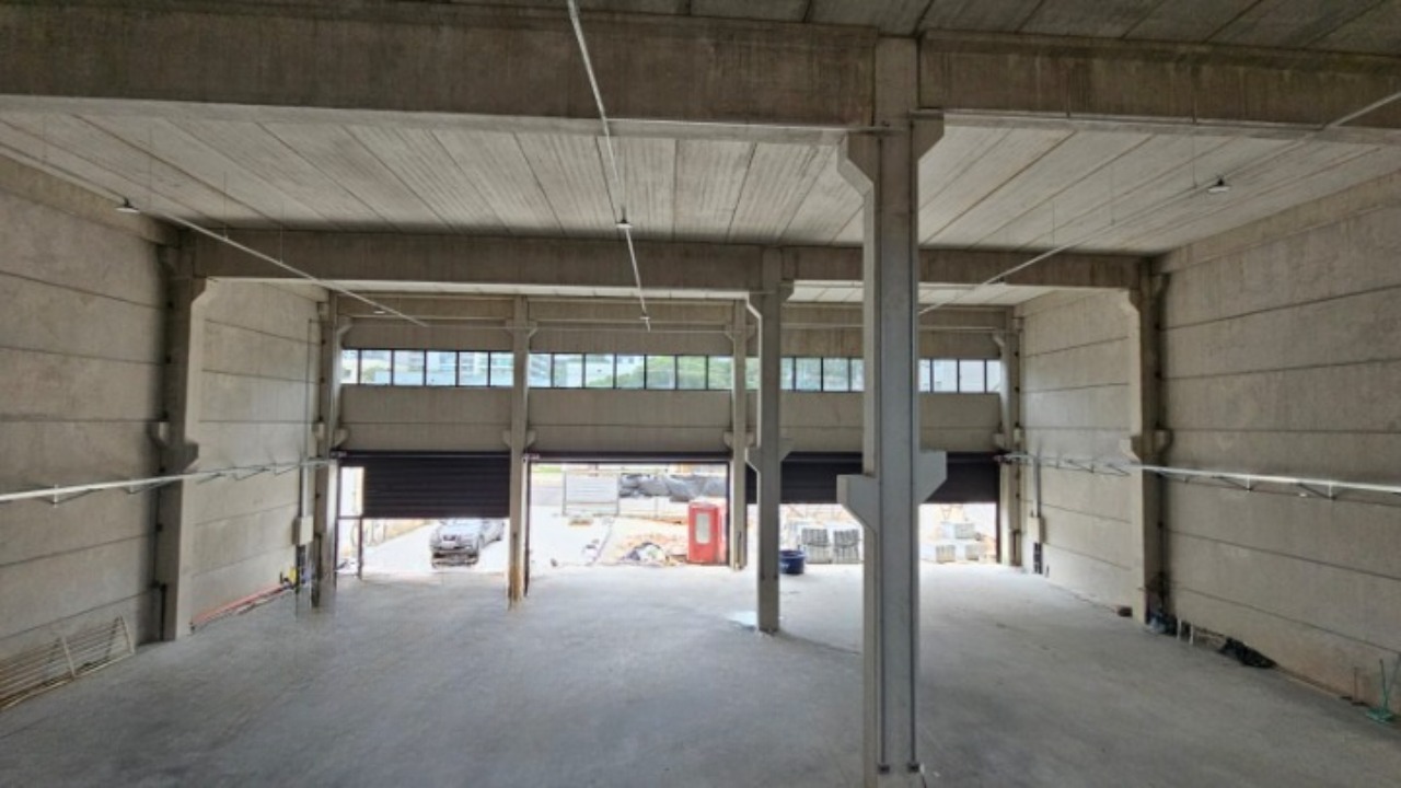 Galpão à Venda em Sorocaba Próximo à Raposo Tavares: 1.350 m² Construídos em Terreno de 3.500 m² com Lago