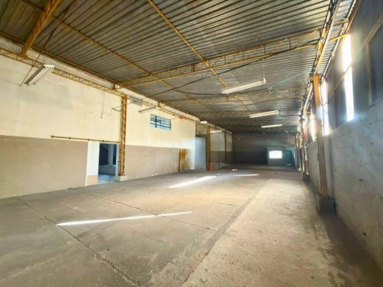 Galpão para alugar em Sorocaba no Éden, 1.001 m² construídos, 800 m² fabris, amplo pátio e fácil acesso às rodovias