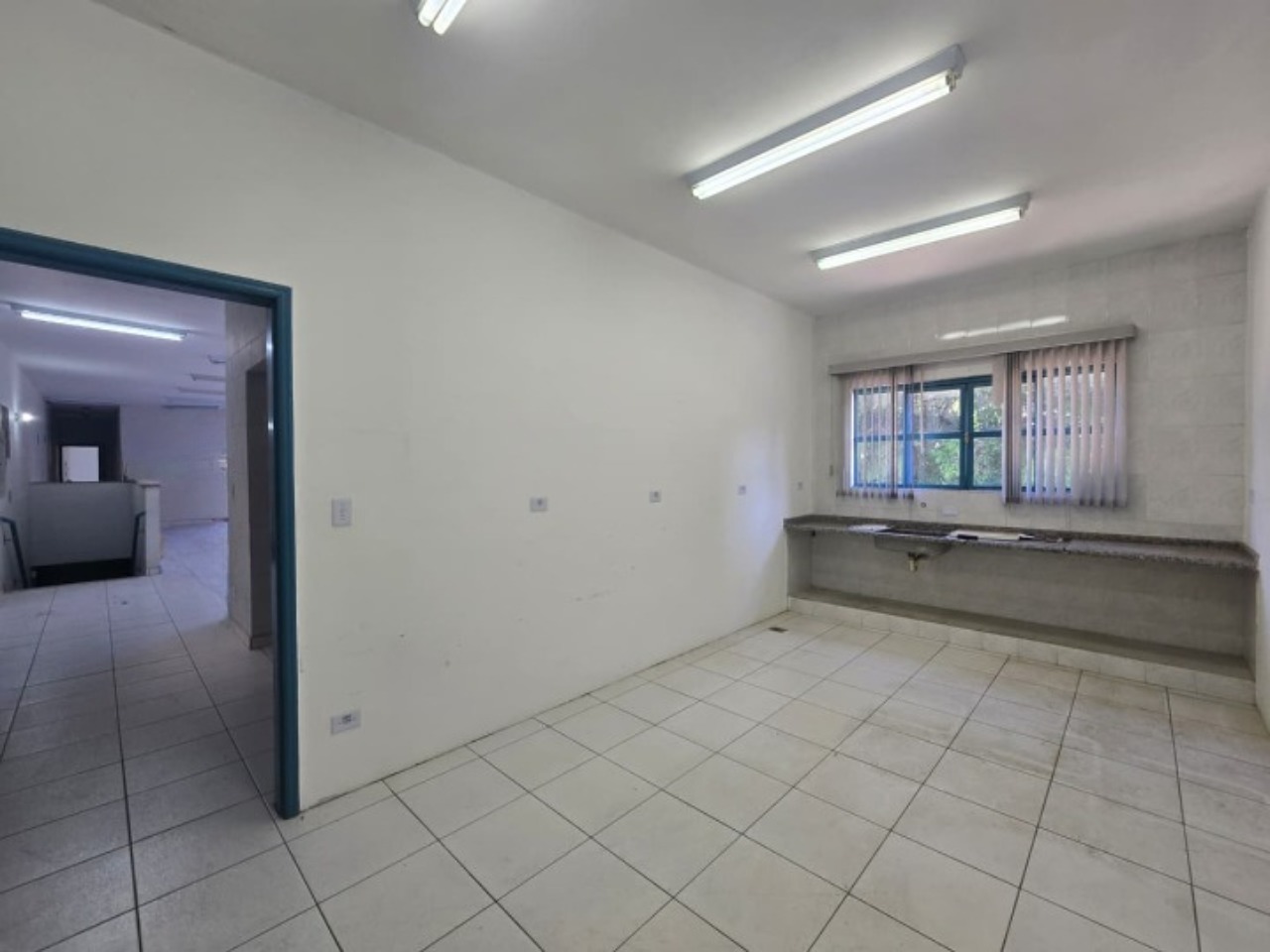 Galpão para alugar em Sorocaba, Éden, com 3.800 m² construídos, 13 docas, amplo pátio e fácil acesso à Castelo Branco