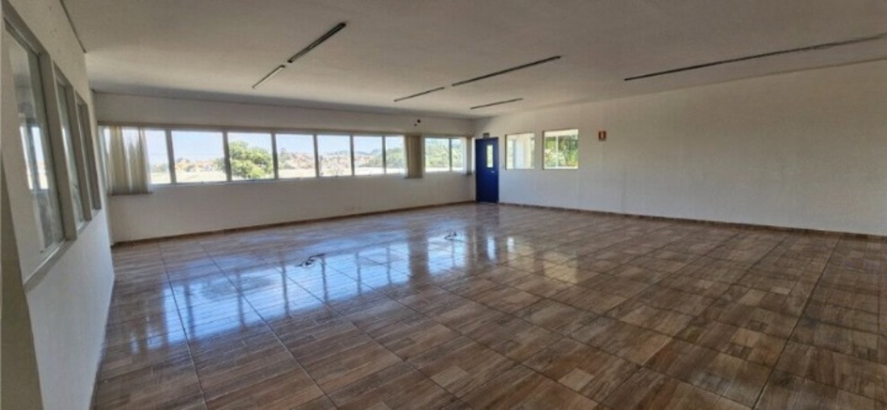 Galpão logístico para alugar em Embu das Artes, próximo à Régis Bittencourt e Rodoanel, com 6.000 m², 12 docas, cross docking e pé-direito de 12 m.