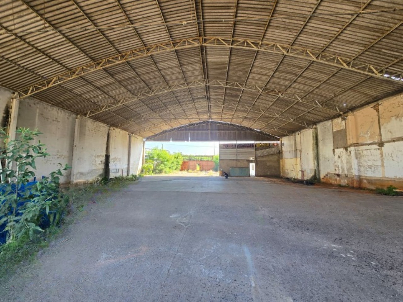 Galpão para alugar em Sorocaba com 869 m² construídos, pé-direito de até 9 m, ideal para academia, quadras, loja e oficina