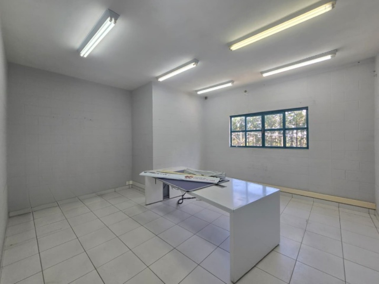 Galpão para alugar em Sorocaba, Éden, com 3.800 m² construídos, 13 docas, amplo pátio e fácil acesso à Castelo Branco