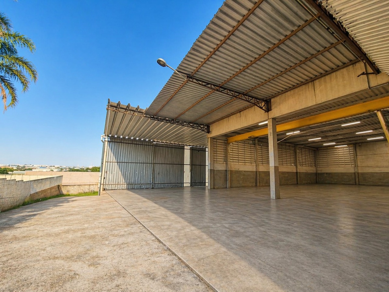 Galpão logístico para alugar em Sorocaba com 2.300 m², terreno de 5.000 m², pontes rolantes de 5 e 10 toneladas e piso de alta resistência