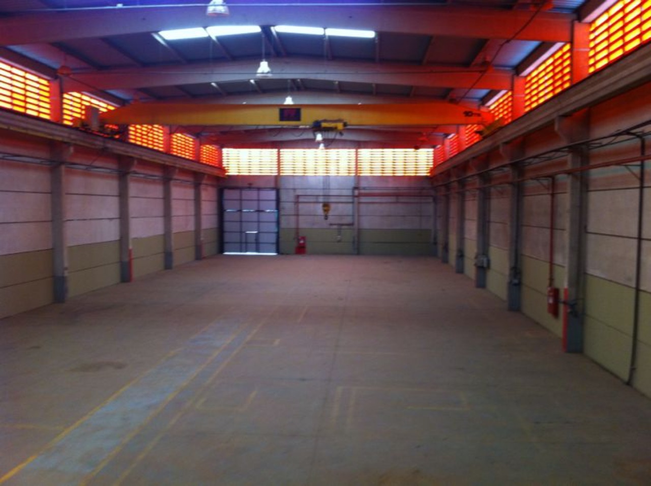 Galpão logístico para alugar em Sorocaba com 2.300 m², terreno de 5.000 m², pontes rolantes de 5 e 10 toneladas e piso de alta resistência
