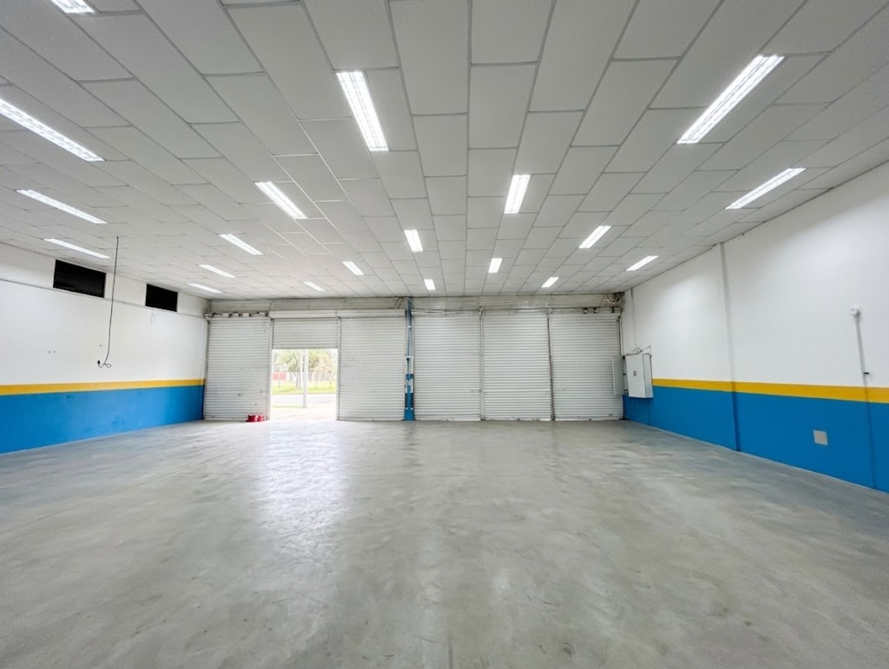 Galpão para alugar ou vender em Sorocaba na Av. General Carneiro, com 535 m², estacionamento e excelente visibilidade comercial