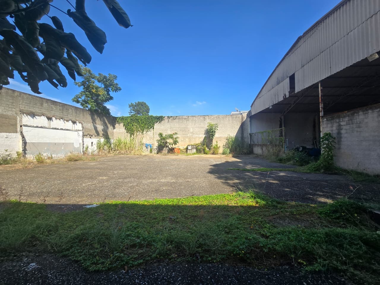 Galpão para alugar em Sorocaba com 869 m² construídos, pé-direito de até 9 m, ideal para academia, quadras, loja e oficina