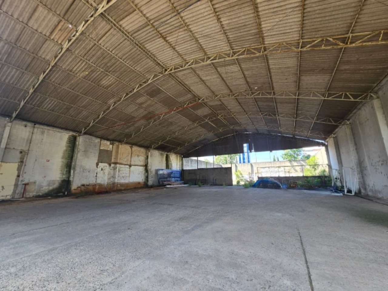 Galpão para alugar em Sorocaba com 869 m² construídos, pé-direito de até 9 m, ideal para academia, quadras, loja e oficina