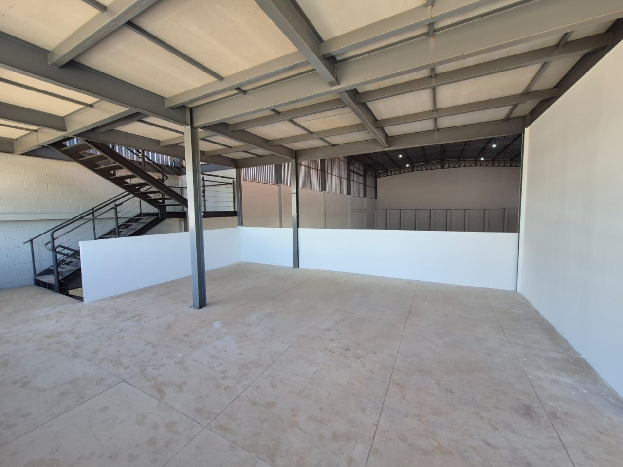 Galpão para Alugar em Sorocaba em Condomínio 980m² com Doca