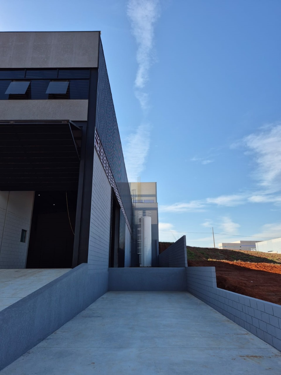 Galpão para Alugar em Sorocaba em Condomínio 980m² com Doca
