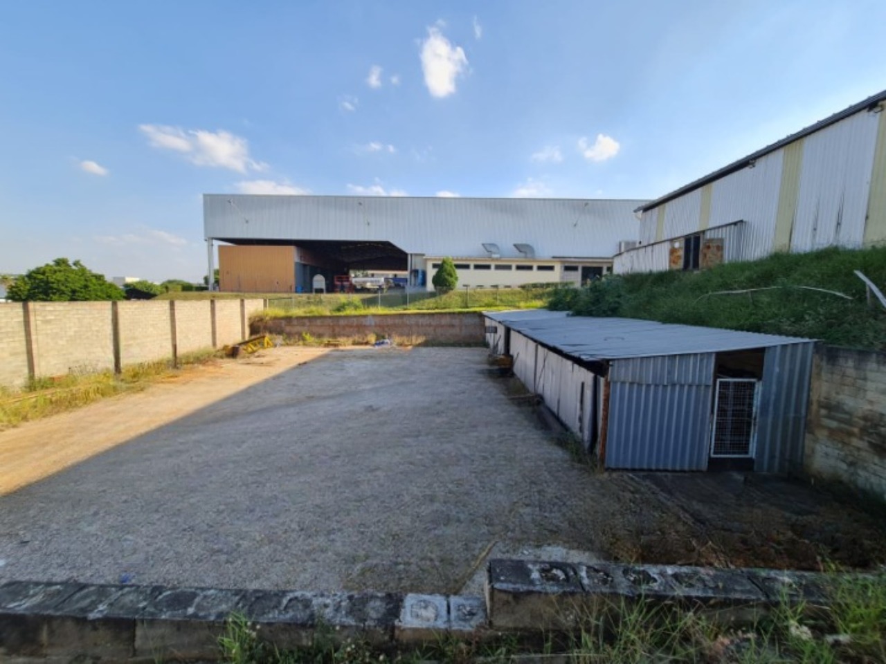 Galpão logístico para alugar em Sorocaba com 2.300 m², terreno de 5.000 m², pontes rolantes de 5 e 10 toneladas e piso de alta resistência