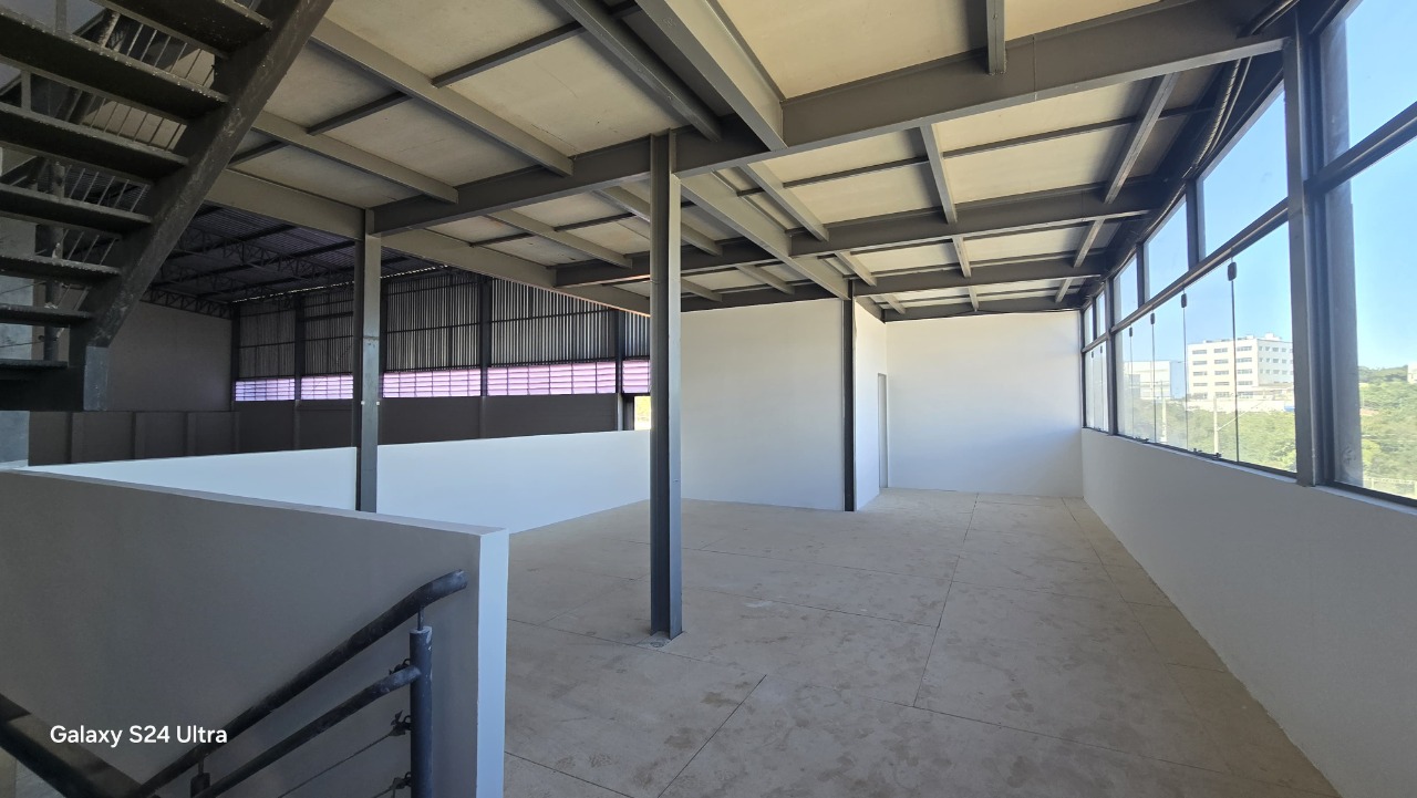 Galpão para Alugar em Sorocaba em Condomínio 980m² com Doca