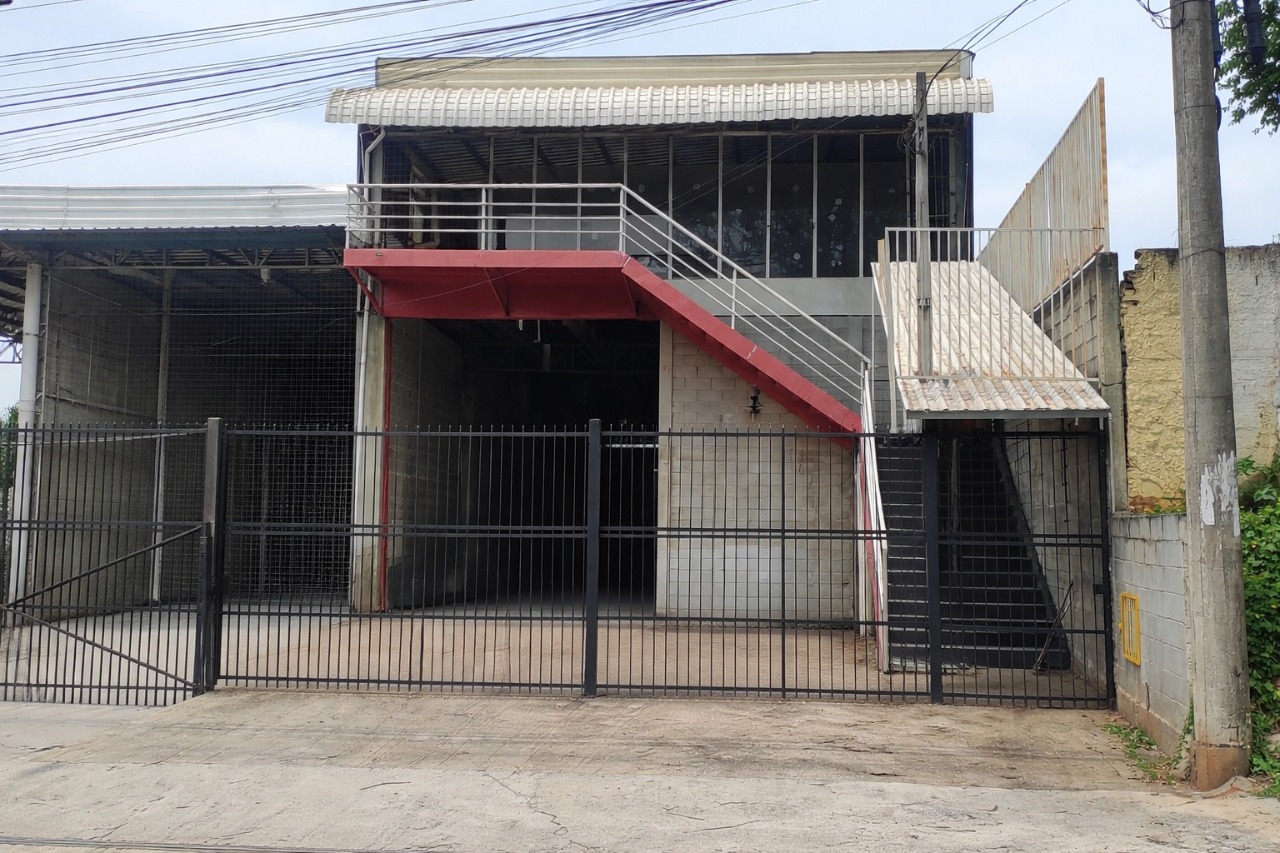 Galpão à Venda em Sorocaba Próximo à Raposo Tavares: 1.350 m² Construídos em Terreno de 3.500 m² com Lago