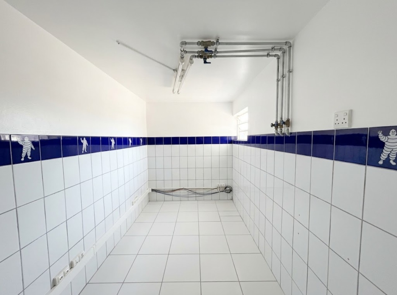 Galpão para alugar ou vender em Sorocaba na Av. General Carneiro, com 535 m², estacionamento e excelente visibilidade comercial