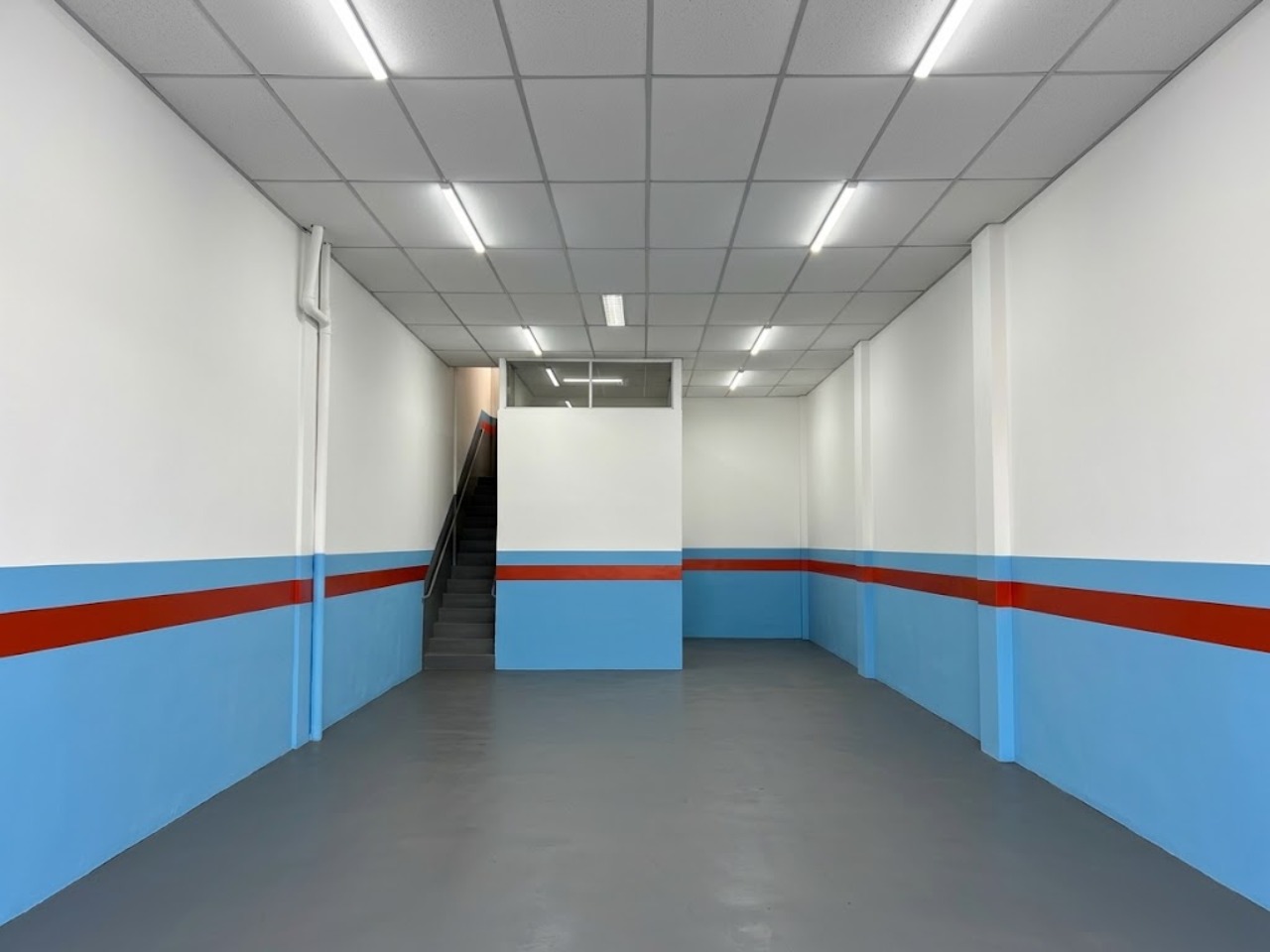 Galpão para alugar ou vender em Sorocaba na Av. General Carneiro, com 535 m², estacionamento e excelente visibilidade comercial