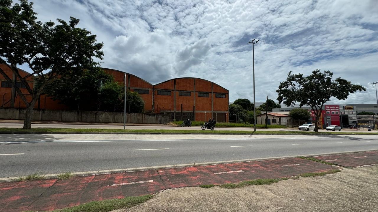Galpão para alugar em Sorocaba com 2.738 m², frente de 100 m para a Av. Ipanema, pátio, 2 acessos de caminhão e 60 vagas