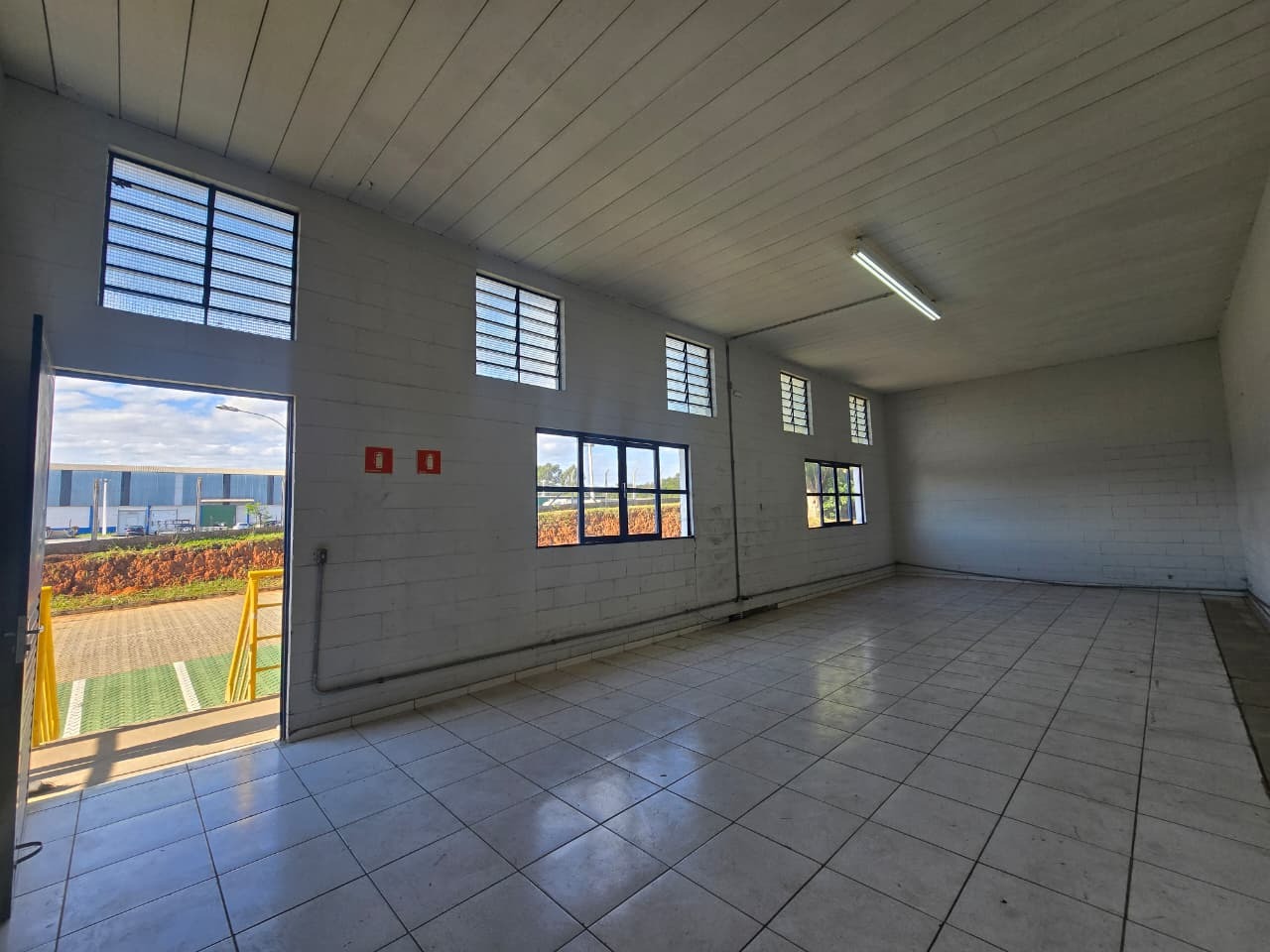 Galpão para alugar em Sorocaba, Éden, com 3.800 m² construídos, 13 docas, amplo pátio e fácil acesso à Castelo Branco