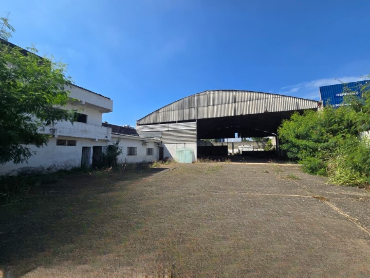 Galpão para alugar em Sorocaba com 869 m² construídos, pé-direito de até 9 m, ideal para academia, quadras, loja e oficina