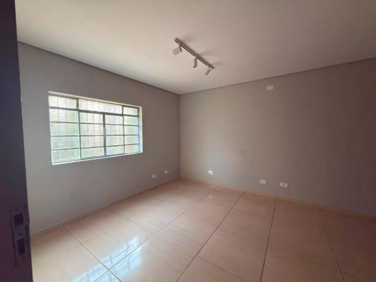 Galpão para alugar em Sorocaba no Éden, 1.001 m² construídos, 800 m² fabris, amplo pátio e fácil acesso às rodovias