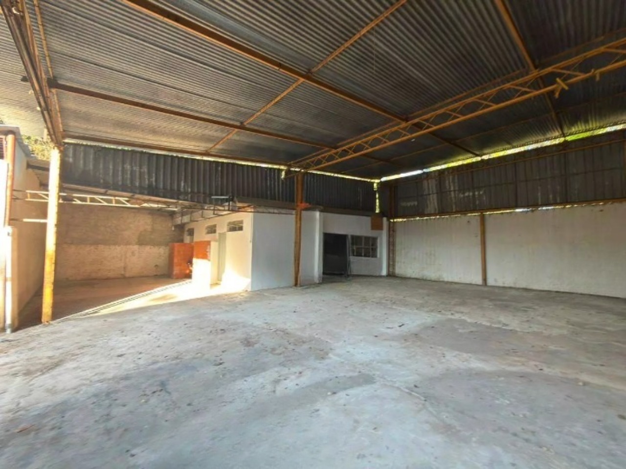 Galpão para alugar em Sorocaba no Éden, 1.001 m² construídos, 800 m² fabris, amplo pátio e fácil acesso às rodovias