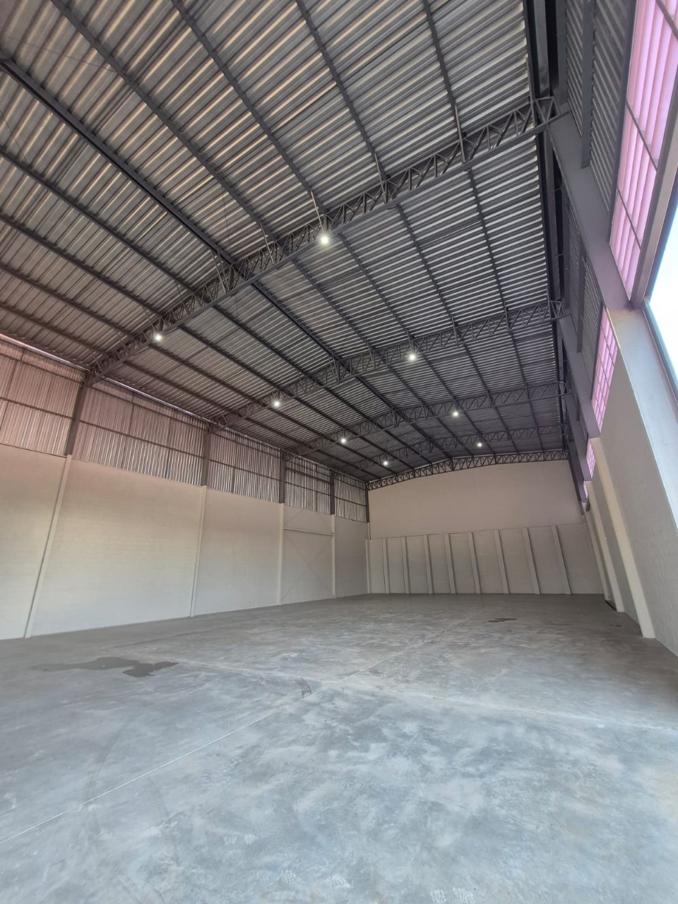 Galpão para Alugar em Sorocaba em Condomínio 980m² com Doca