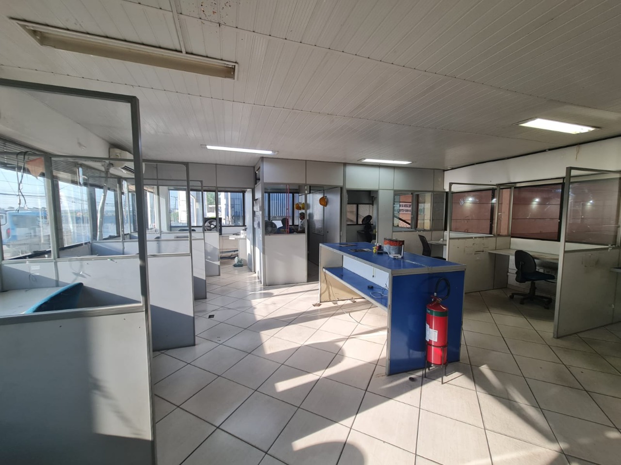 Galpão logístico para alugar em Sorocaba com 2.300 m², terreno de 5.000 m², pontes rolantes de 5 e 10 toneladas e piso de alta resistência