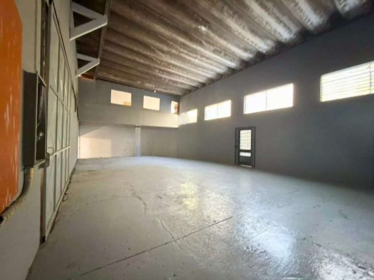Galpão para alugar em Sorocaba no Éden, 1.001 m² construídos, 800 m² fabris, amplo pátio e fácil acesso às rodovias