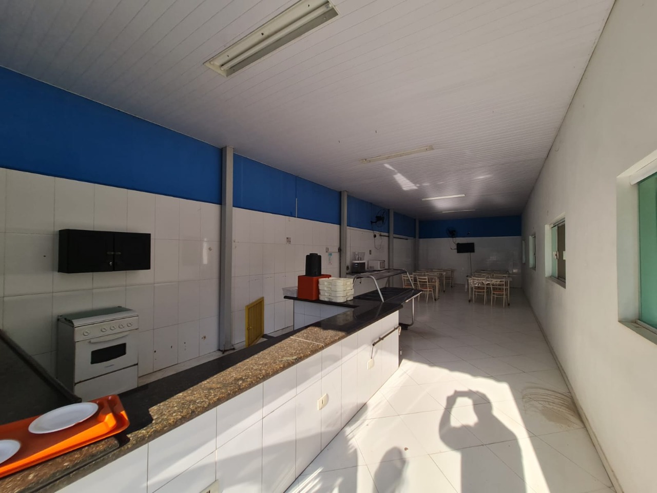 Galpão logístico para alugar em Sorocaba com 2.300 m², terreno de 5.000 m², pontes rolantes de 5 e 10 toneladas e piso de alta resistência