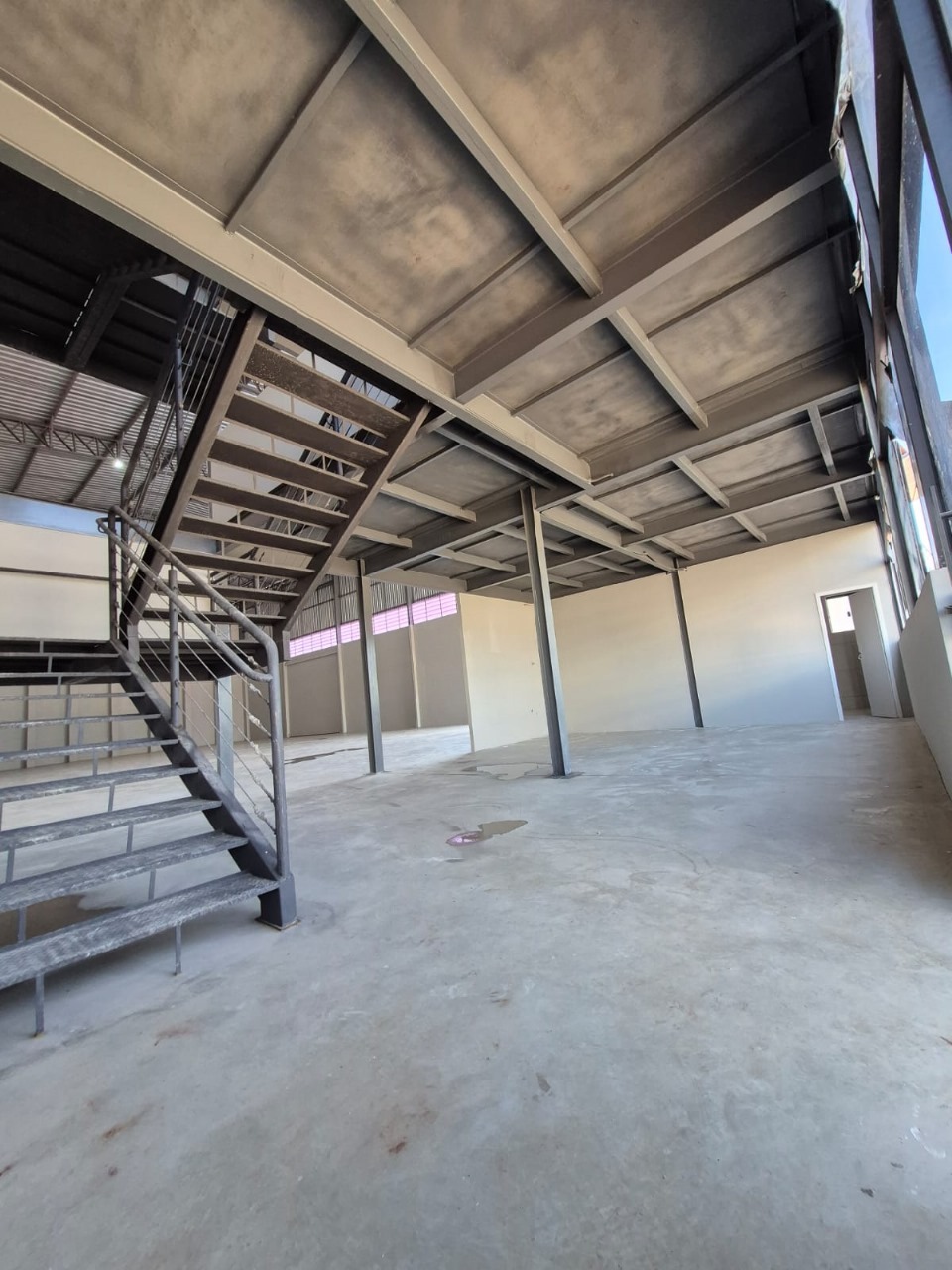 Galpão para Alugar em Sorocaba em Condomínio 980m² com Doca