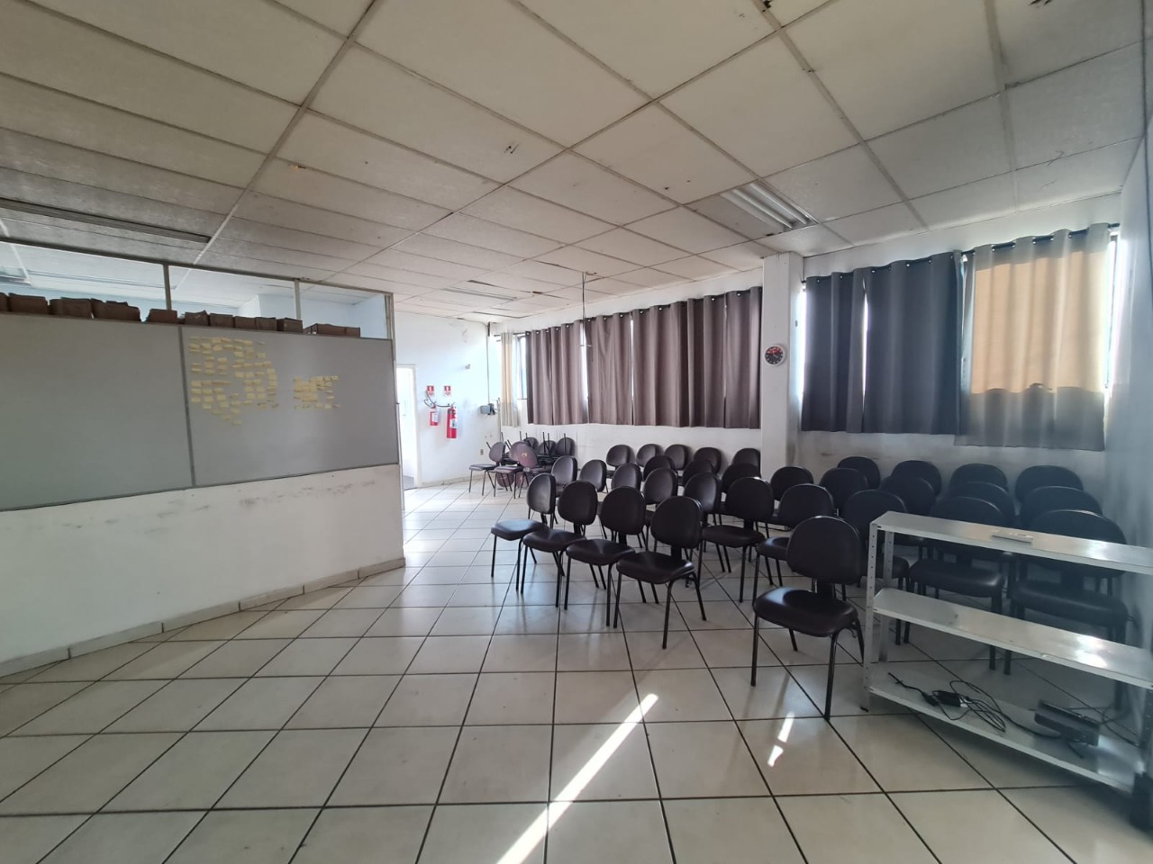 Galpão logístico para alugar em Sorocaba com 2.300 m², terreno de 5.000 m², pontes rolantes de 5 e 10 toneladas e piso de alta resistência