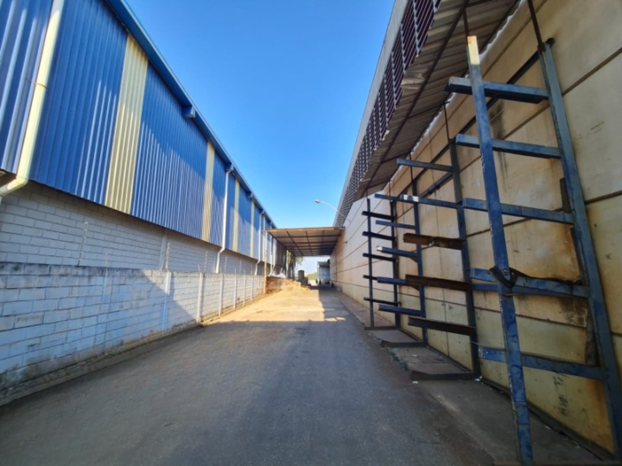 Galpão logístico para alugar em Sorocaba com 2.300 m², terreno de 5.000 m², pontes rolantes de 5 e 10 toneladas e piso de alta resistência