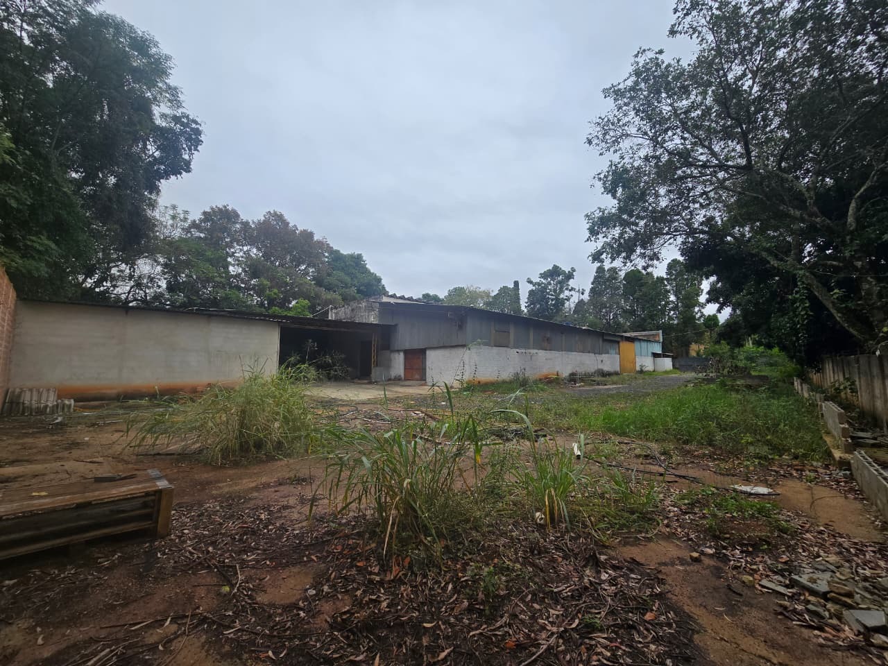 Galpão para alugar em Sorocaba no Éden, 1.001 m² construídos, 800 m² fabris, amplo pátio e fácil acesso às rodovias