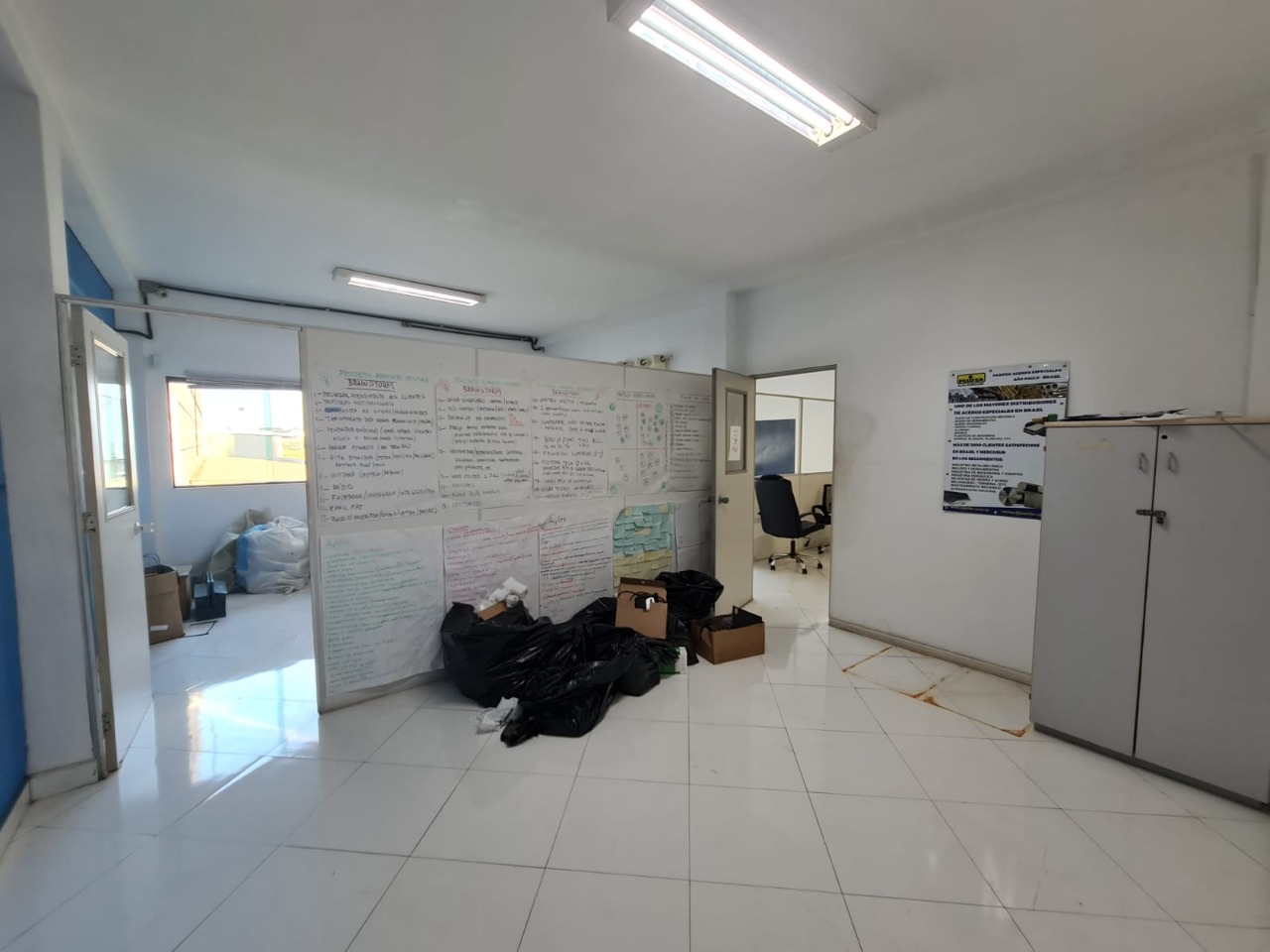 Galpão logístico para alugar em Sorocaba com 2.300 m², terreno de 5.000 m², pontes rolantes de 5 e 10 toneladas e piso de alta resistência