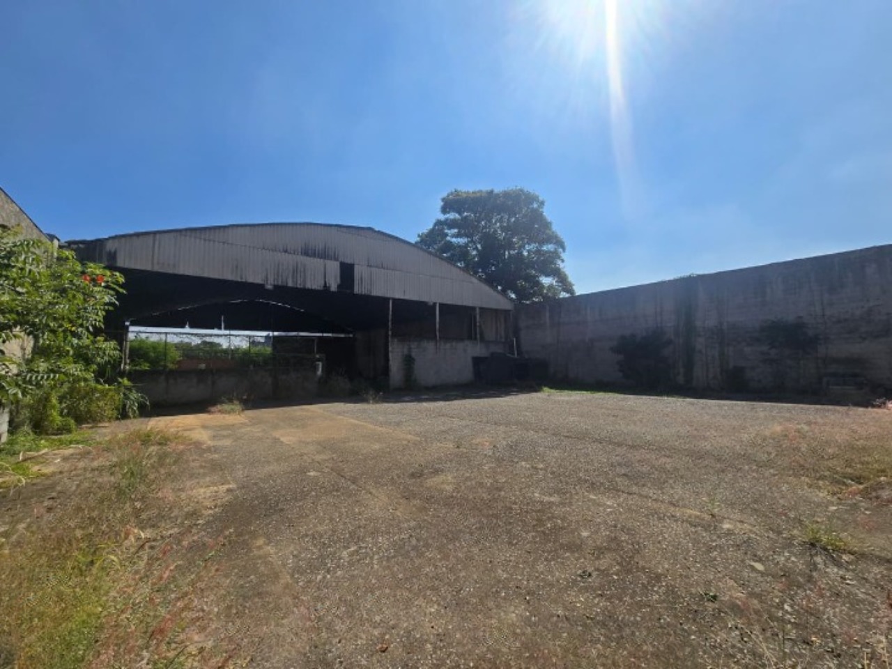 Galpão para alugar em Sorocaba com 869 m² construídos, pé-direito de até 9 m, ideal para academia, quadras, loja e oficina