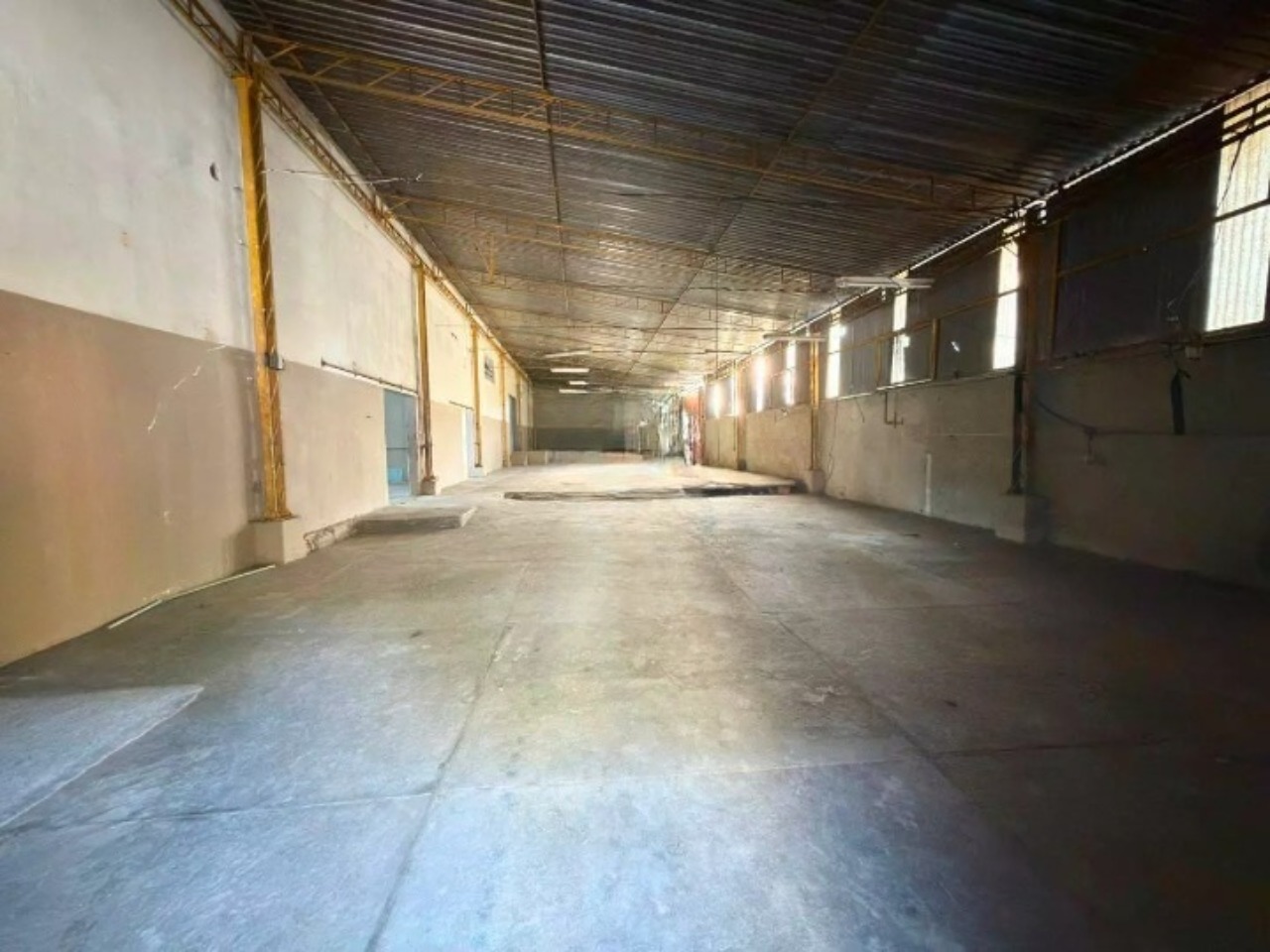 Galpão para alugar em Sorocaba no Éden, 1.001 m² construídos, 800 m² fabris, amplo pátio e fácil acesso às rodovias