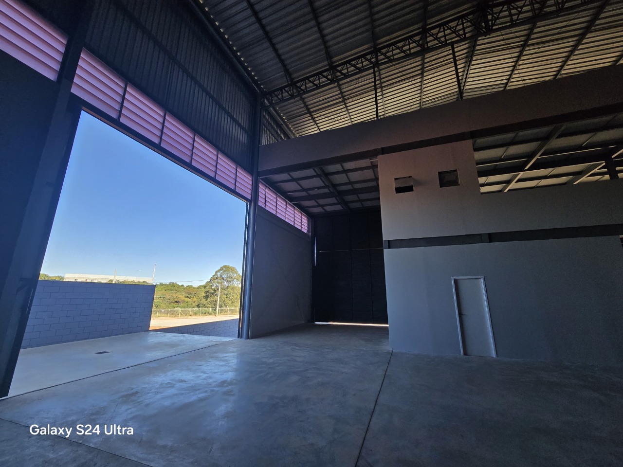 Galpão para Alugar em Sorocaba em Condomínio 980m² com Doca