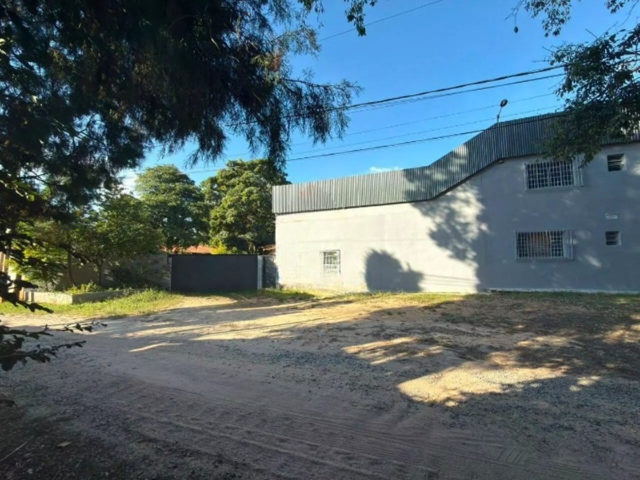 Galpão para alugar em Sorocaba no Éden, 1.001 m² construídos, 800 m² fabris, amplo pátio e fácil acesso às rodovias