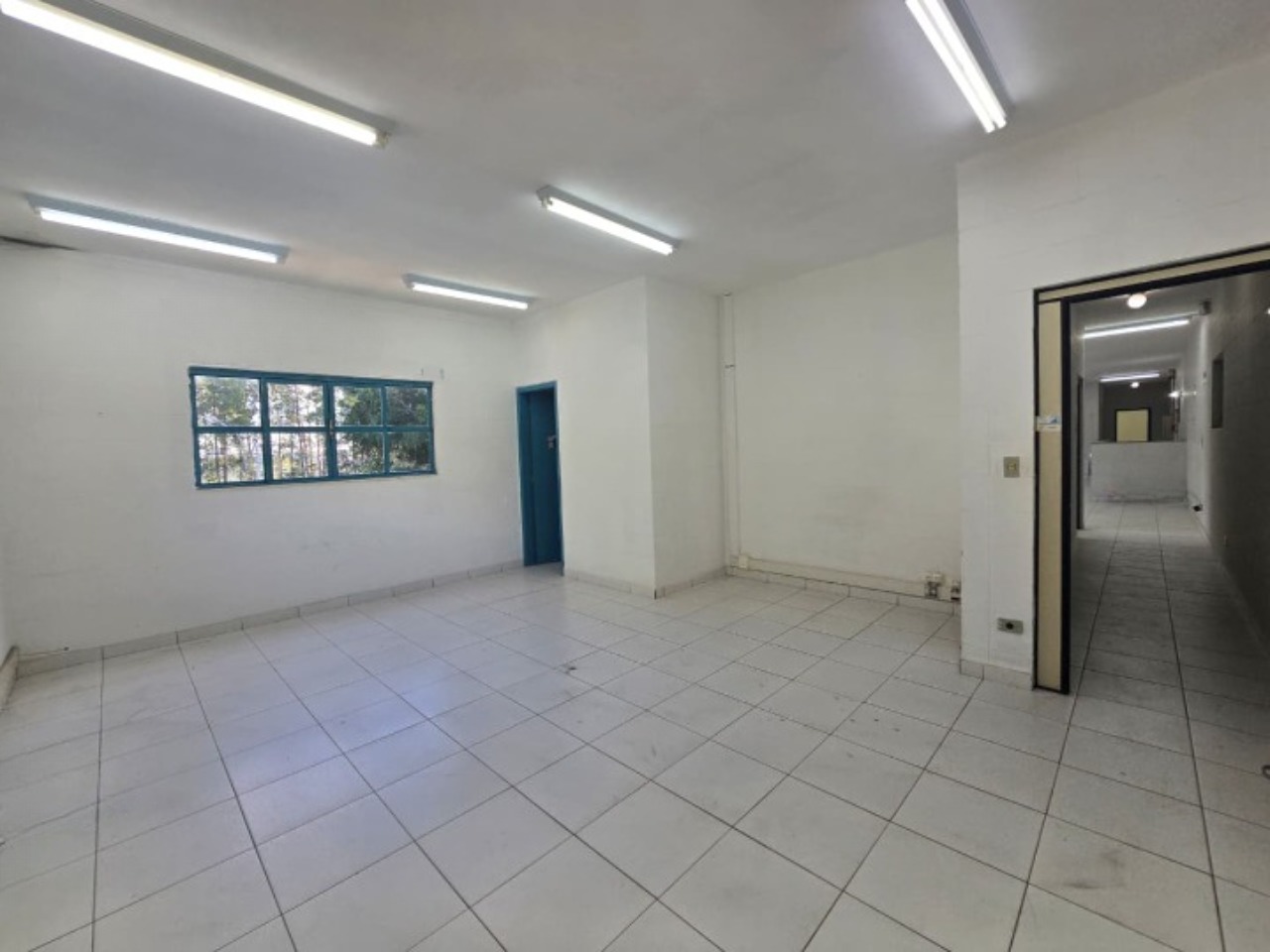 Galpão para alugar em Sorocaba, Éden, com 3.800 m² construídos, 13 docas, amplo pátio e fácil acesso à Castelo Branco