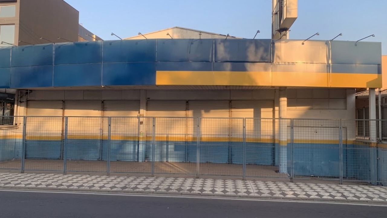Galpão para alugar ou vender em Sorocaba na Av. General Carneiro, com 535 m², estacionamento e excelente visibilidade comercial
