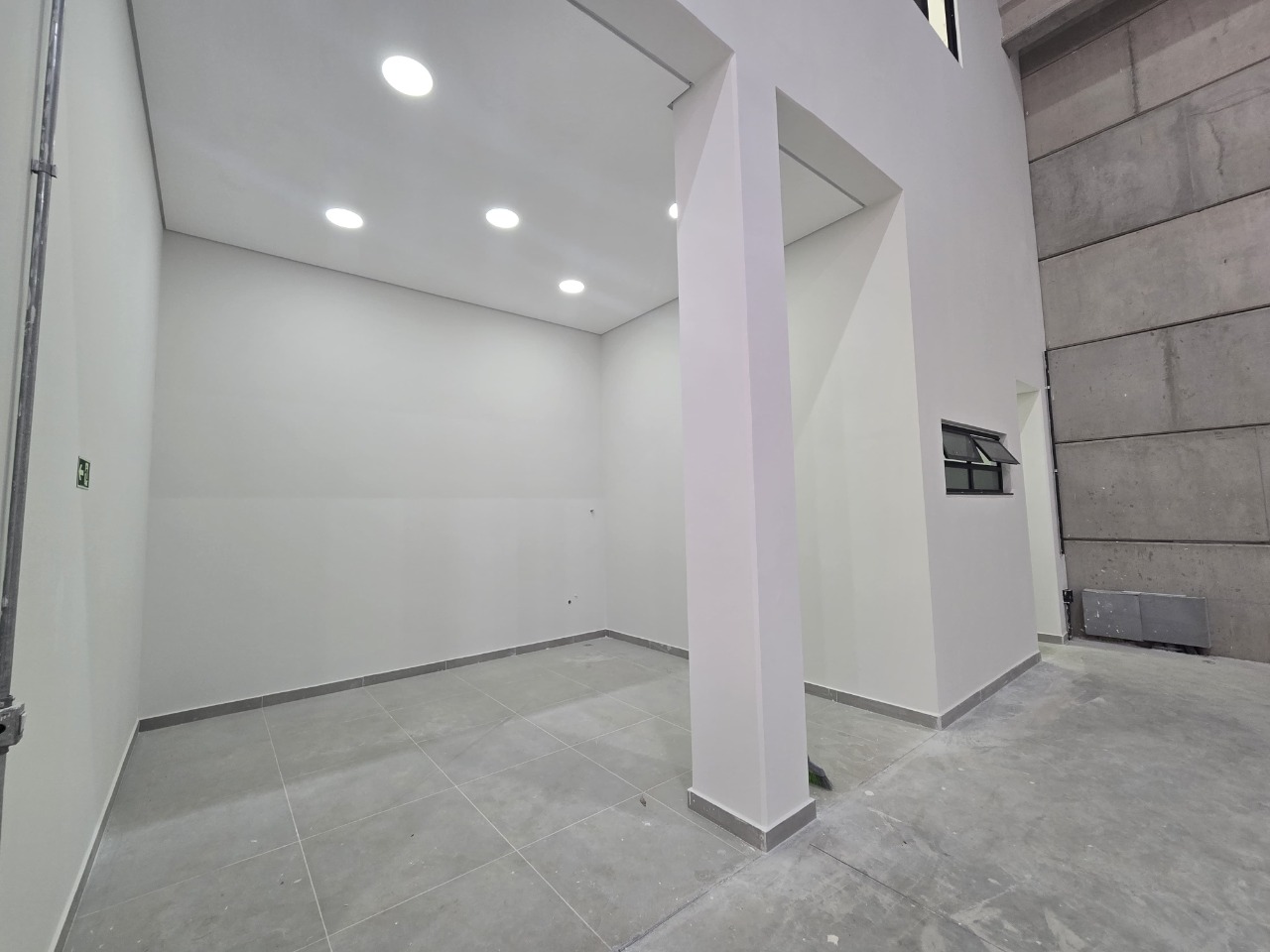 Galpão para Alugar em Condomínio em Sorocaba 1.200m² - 3 Docas. Fácil acesso à Rod. Castelo Branco