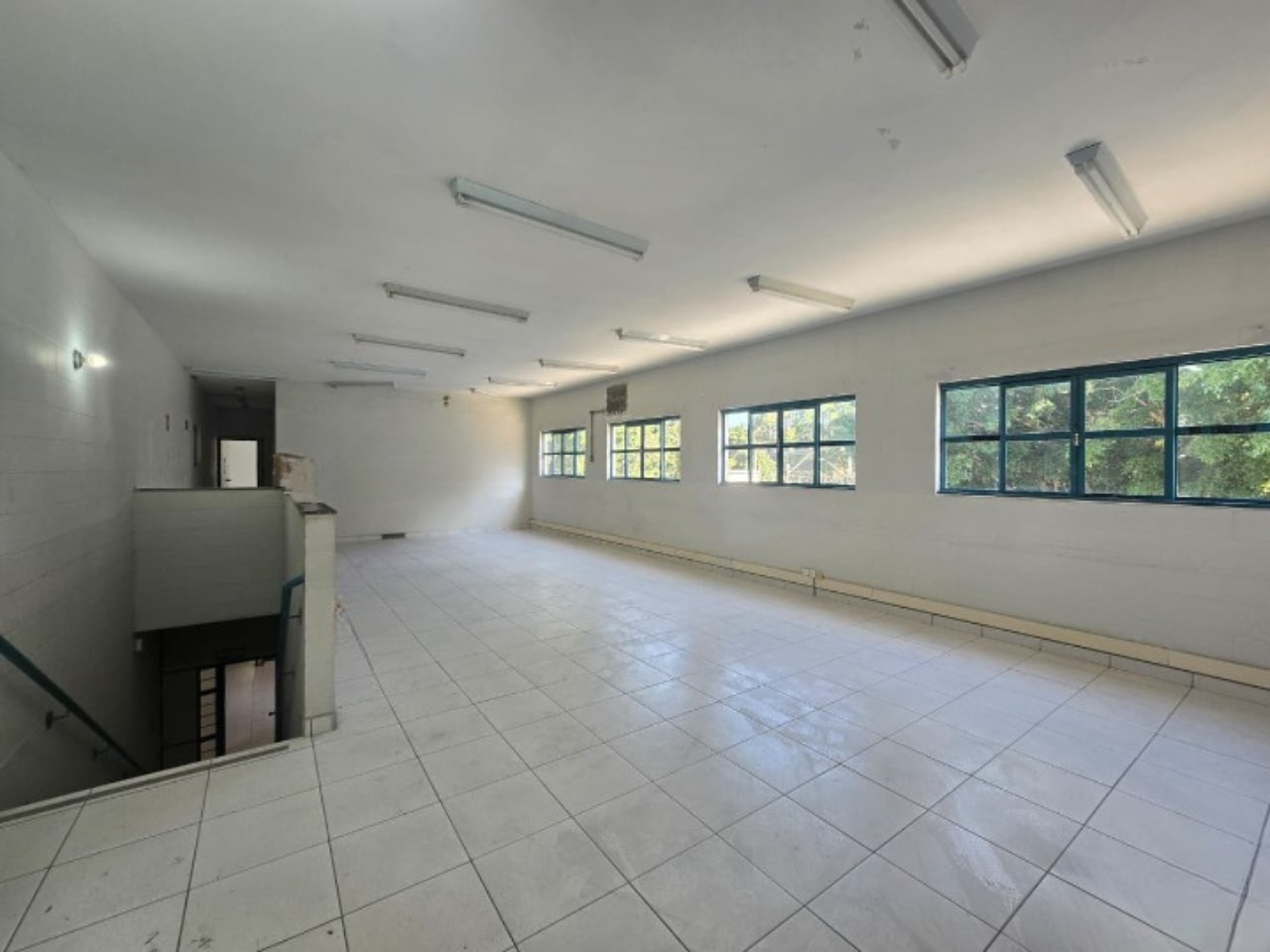 Galpão para alugar em Sorocaba, Éden, com 3.800 m² construídos, 13 docas, amplo pátio e fácil acesso à Castelo Branco
