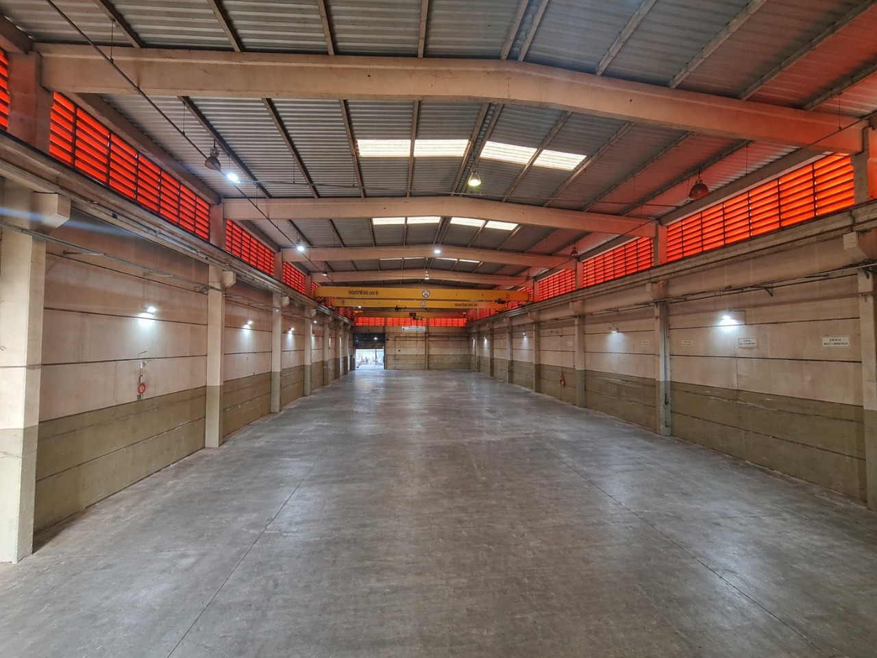 Galpão logístico para alugar em Sorocaba com 2.300 m², terreno de 5.000 m², pontes rolantes de 5 e 10 toneladas e piso de alta resistência
