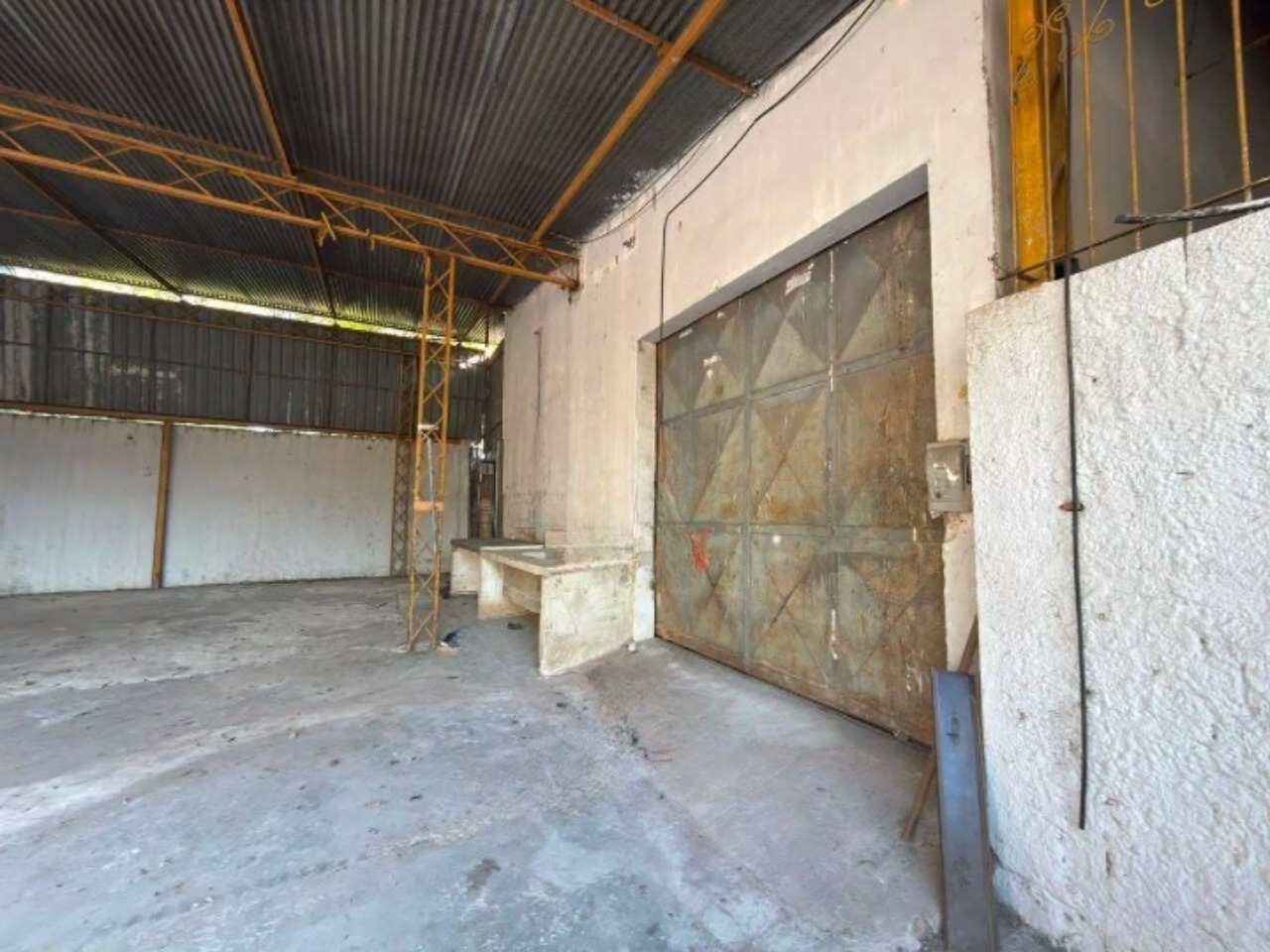 Galpão para alugar em Sorocaba no Éden, 1.001 m² construídos, 800 m² fabris, amplo pátio e fácil acesso às rodovias