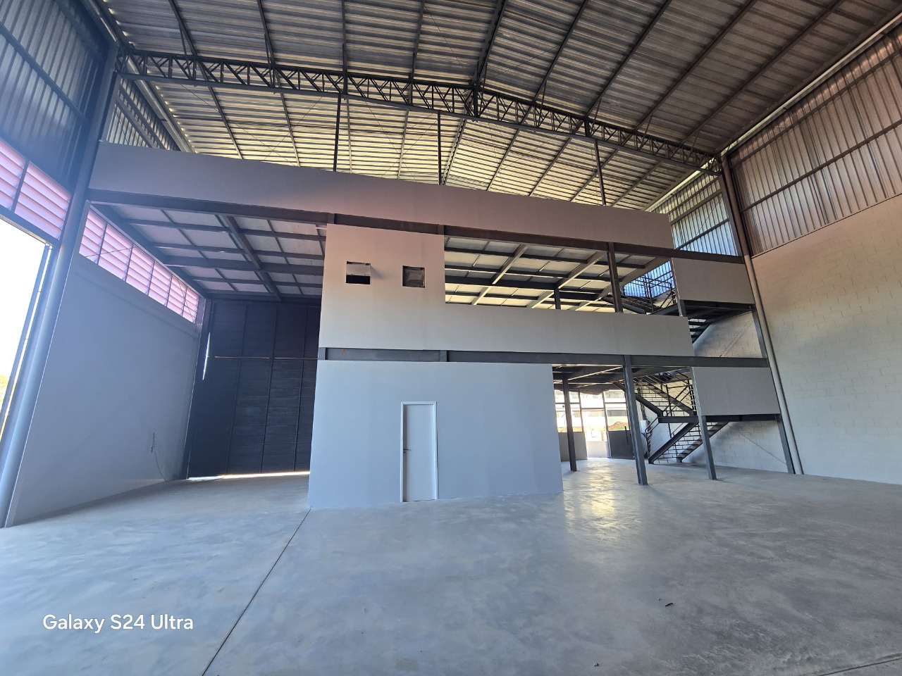 Galpão para Alugar em Sorocaba em Condomínio 980m² com Doca