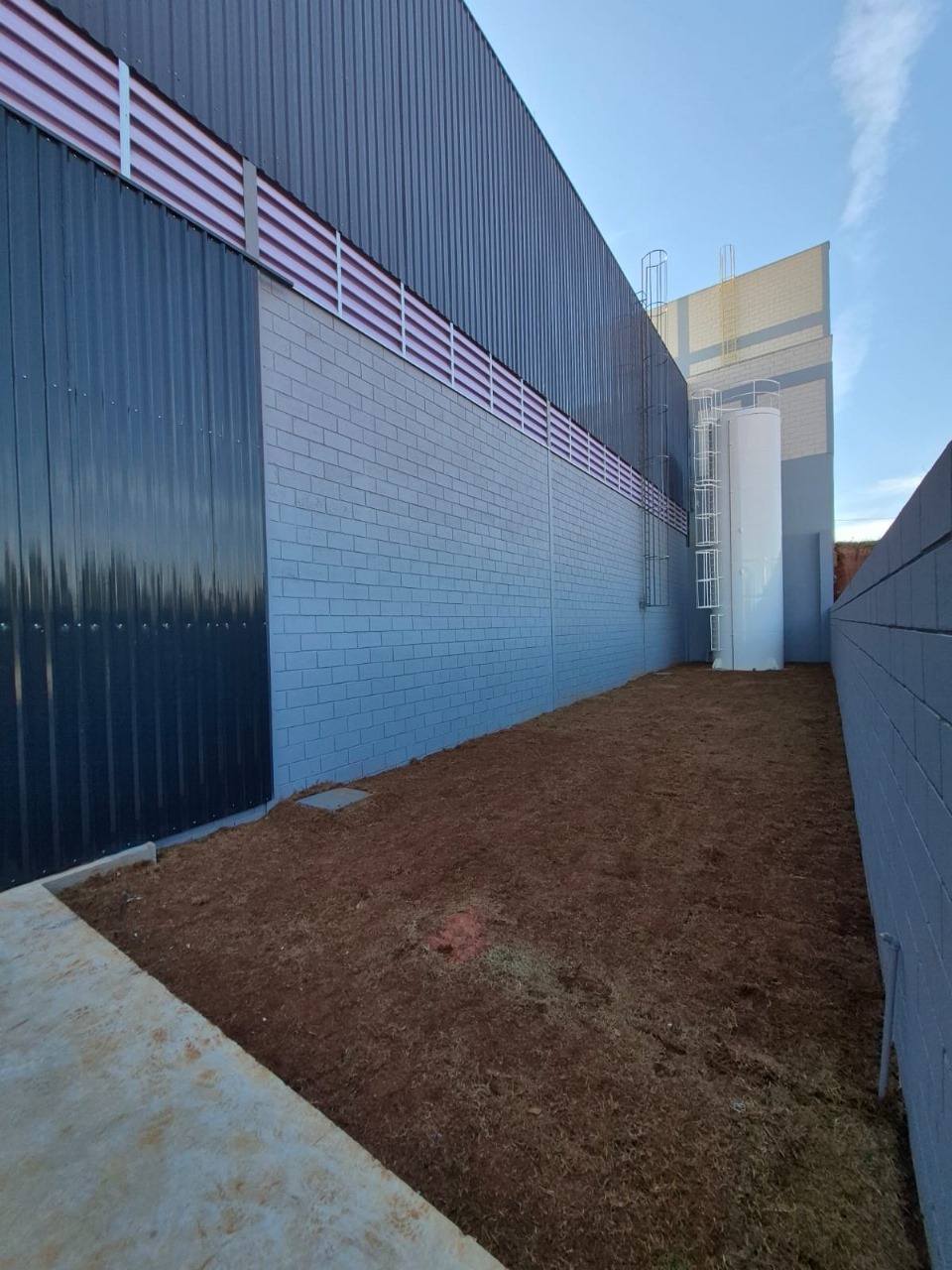 Galpão para Alugar em Sorocaba em Condomínio 980m² com Doca